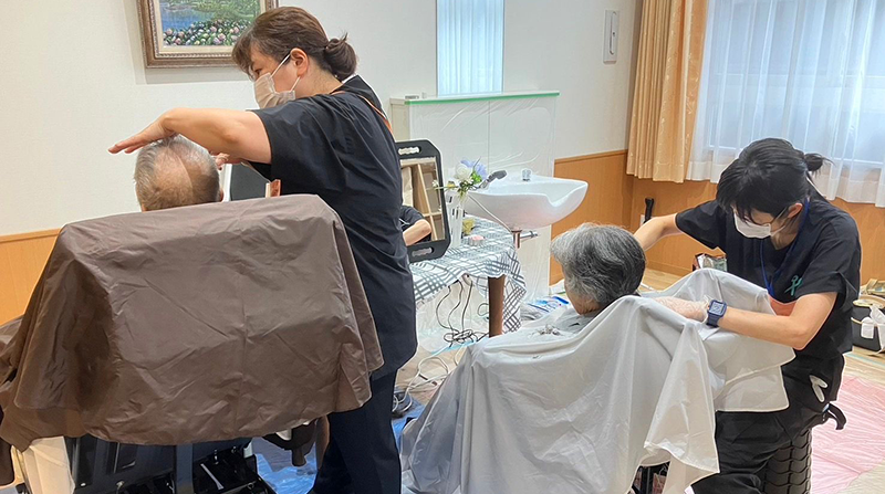認知症や寝たきりのご利用者様に対応するベッド上での訪問理美容施術風景