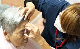 お顔のお手入れ、眉毛カットもサービスで!