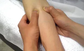 手肌の美しさを引き出すハンドマッサージ