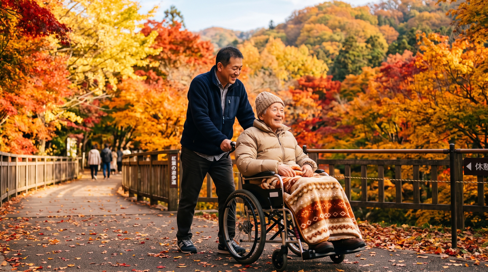 紅葉の綺麗な遊歩道を、高齢の父親と共に散歩する男性